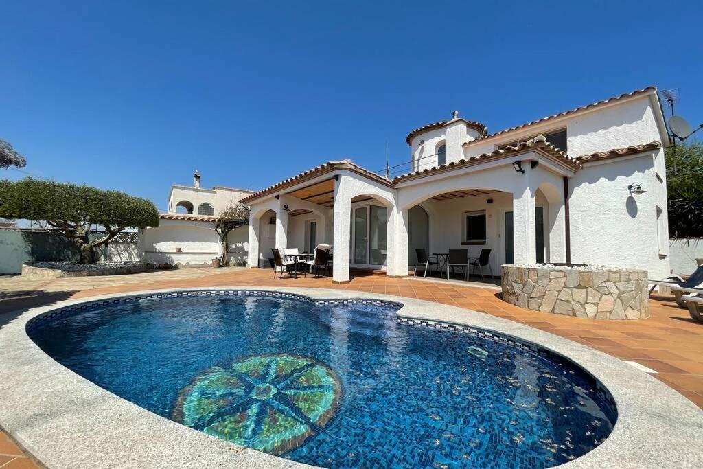 Villa Cozy Empuriabrava Piscina Privada ภายนอก รูปภาพ